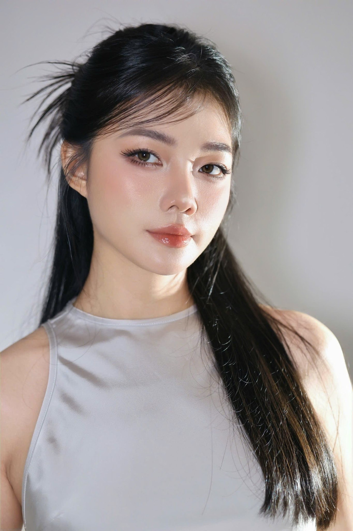 Dương Thu Thảo không chọn hướng đi quá phá cách mà tập trung tôn vinh vẻ đẹp nguyên bản của áo dài, từ phom dáng, chất liệu đến thần thái người mặc.