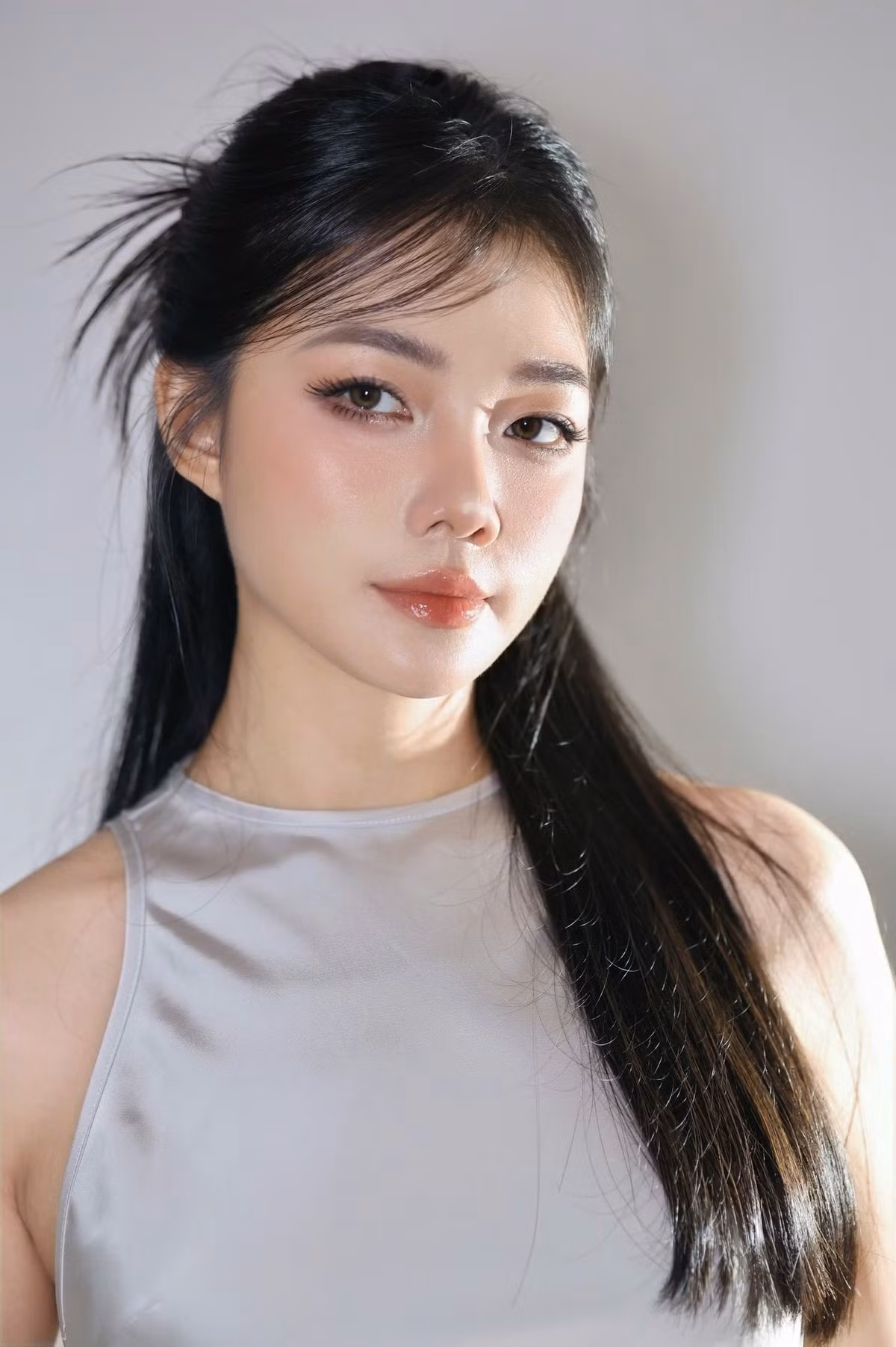 Dương Thu Thảo không chọn hướng đi quá phá cách mà tập trung tôn vinh vẻ đẹp nguyên bản của áo dài, từ phom dáng, chất liệu đến thần thái người mặc.