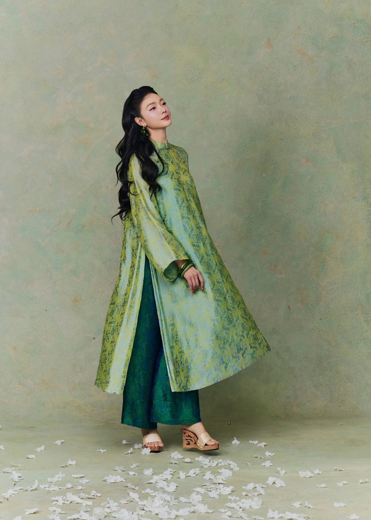 Trong bộ ảnh lần này, Dương Thu Thảo diện áo dài cách tân mang phom dáng suông rộng, kết hợp quần lụa đồng điệu.