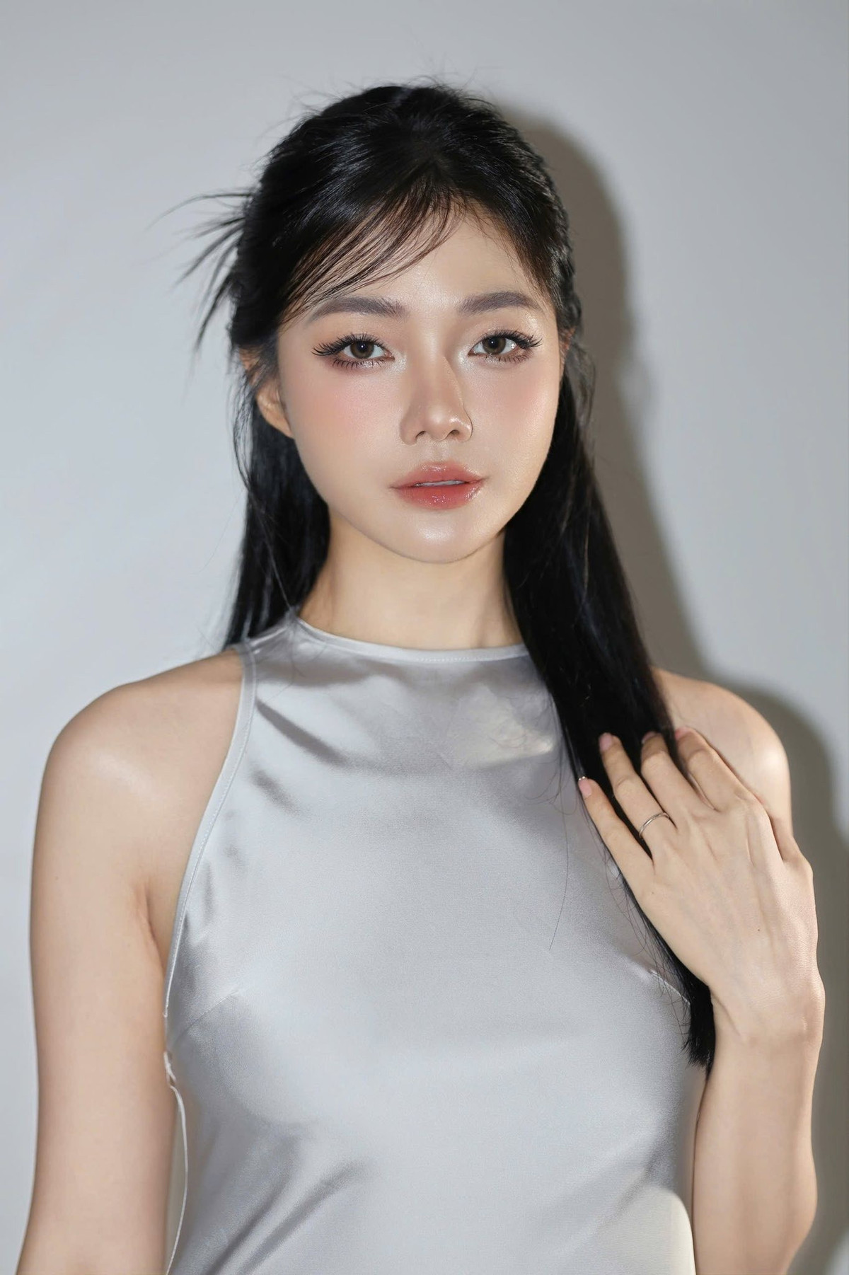 Việc một gương mặt quen thuộc trong lĩnh vực hàng không, vốn gắn với hình ảnh thanh lịch và chuẩn mực, tham gia vào “đường đua áo dài” mang đến màu sắc thú vị cho mùa thời trang truyền thống năm nay.