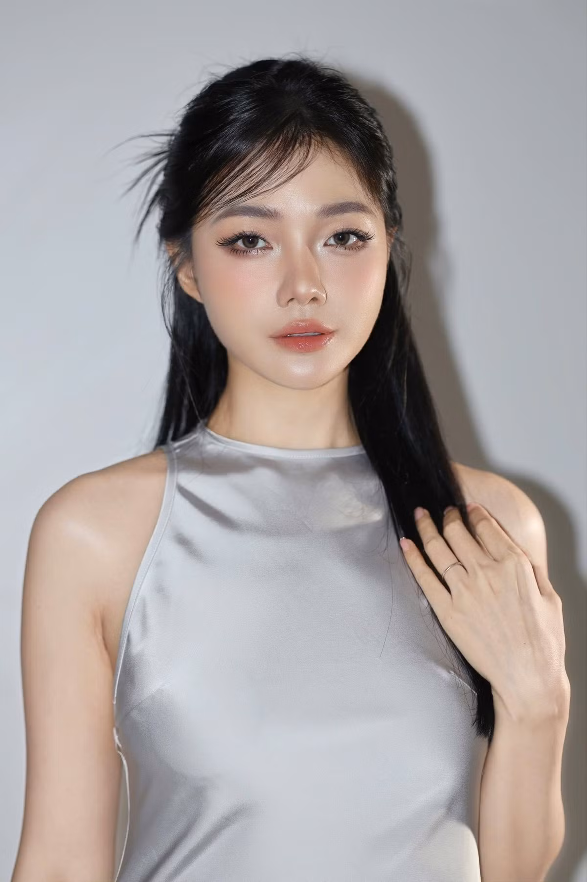 Việc một gương mặt quen thuộc trong lĩnh vực hàng không, vốn gắn với hình ảnh thanh lịch và chuẩn mực, tham gia vào “đường đua áo dài” mang đến màu sắc thú vị cho mùa thời trang truyền thống năm nay.