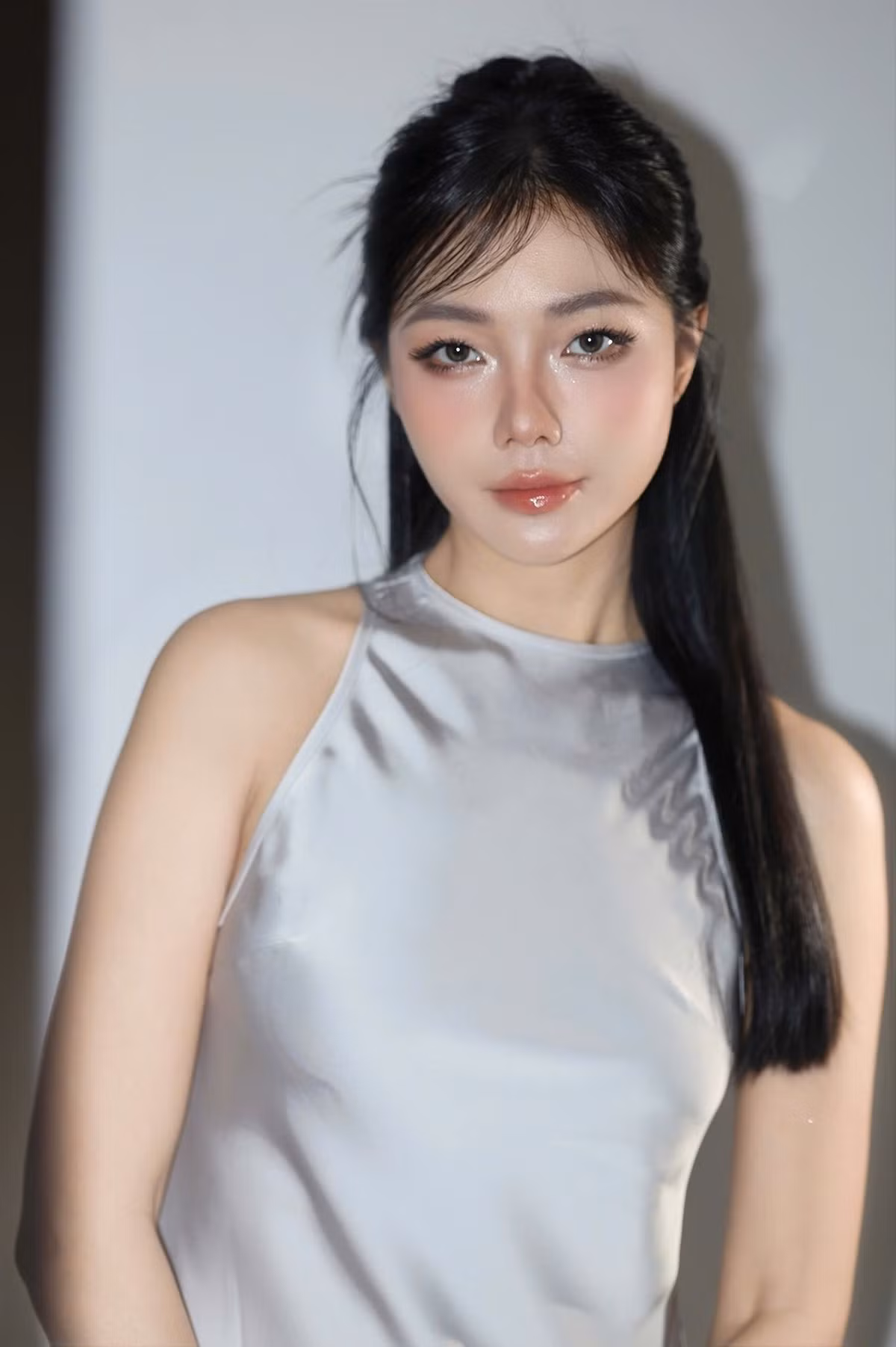 Bộ ảnh nhanh chóng nhận được nhiều lời khen trên mạng xã hội. Không ít khán giả bày tỏ sự yêu thích trước hình ảnh dịu dàng, đậm chất truyền thống nhưng vẫn toát lên khí chất hiện đại của người đẹp. Nhiều ý kiến cho rằng đây là một trong những bộ ảnh áo dài có màu sắc nghệ thuật nổi bật thời gian gần đây.