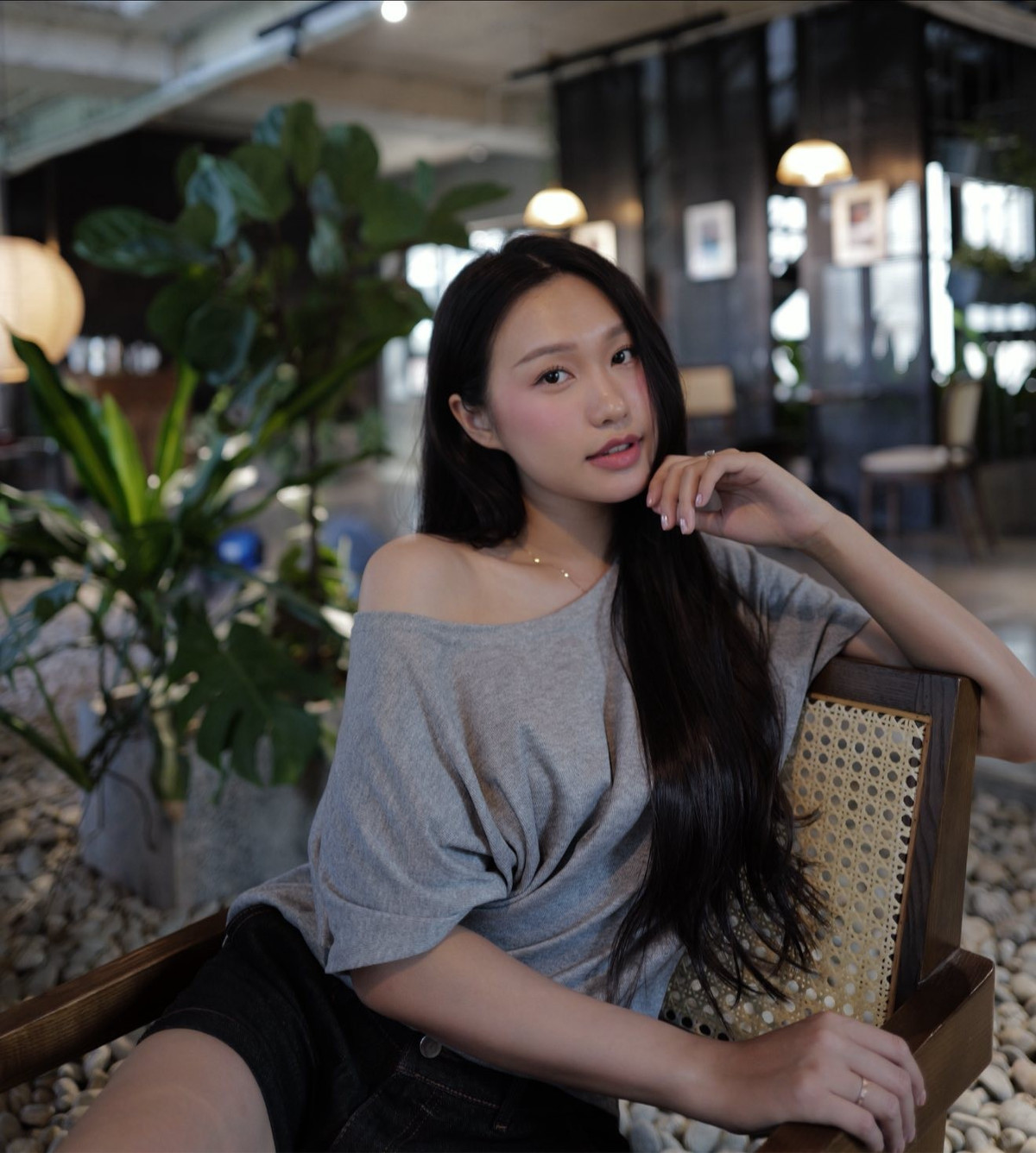 Tuy nhiên, một số khán giả cho rằng màu hồng sặc sỡ của bộ váy đã phần nào "dìm" nhan sắc ngọt ngào vốn là lợi thế của Doãn Hải My. Đặc biệt, màu hồng vốn nổi bật và kén người mặc, nếu không khéo phối, dễ khiến người diện trông “sến” hoặc già hơn tuổi.