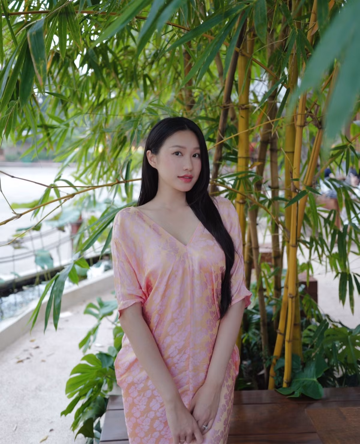 Ngay cả trong những hình ảnh hậu trường chụp ảnh kỉ niệm 2 năm ngày cưới của Văn Hậu - Hải My, người đẹp sinh năm 2001 cũng dễ dàng thu hút sự chú ý với vóc dáng cực phẩm trong những thiết kế váy cưới nữ tính, tôn dáng, khoe lưng trần và vòng eo nhỏ nhắn, thân hình "đồng hồ cát".