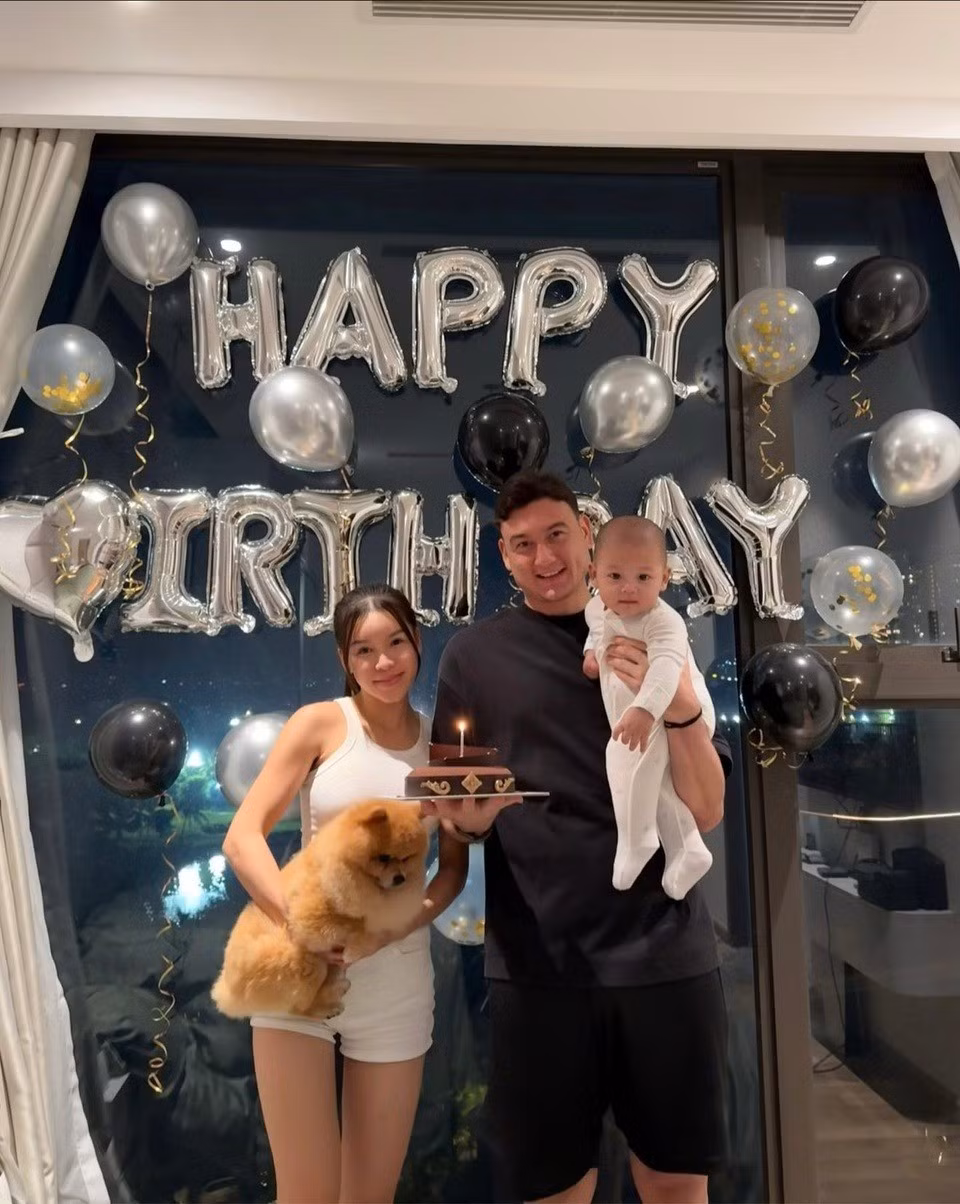 Vợ chồng cầu thủ - WAG cũng thường xuyên đưa con đi du lịch, gặp gỡ người thân. Yến Xuân thường đưa con theo chồng trong những lần thi đấu xa và có mặt cổ vũ ở phần lớn trận tranh tài anh góp mặt.