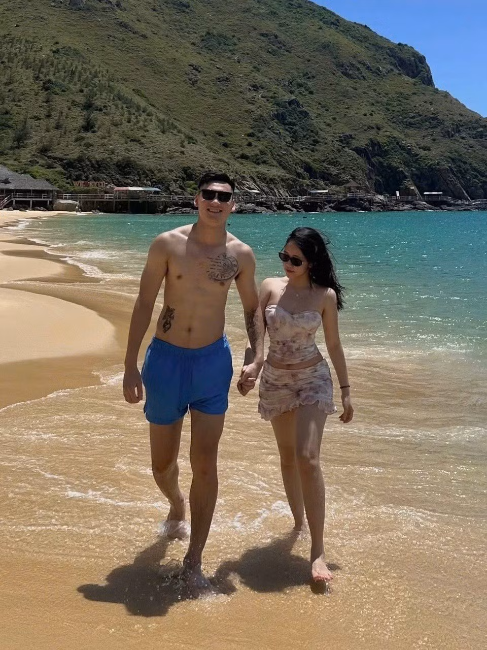 Trước đó, vào ngày 29/6, Xuân Hoàng đã có màn cầu hôn lãng mạn trên bãi biển Quy Nhơn và vỡ òa khi bạn gái nói đồng ý.