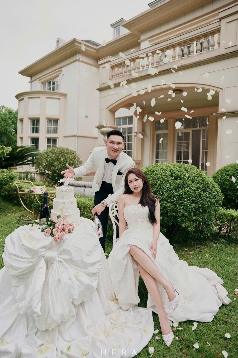 Ngày 22/9, thủ môn Trịnh Xuân Hoàng (sinh năm 2000) đăng bộ ảnh cưới với vợ tương lai Nguyễn Ngọc Ánh (sinh năm 1999).