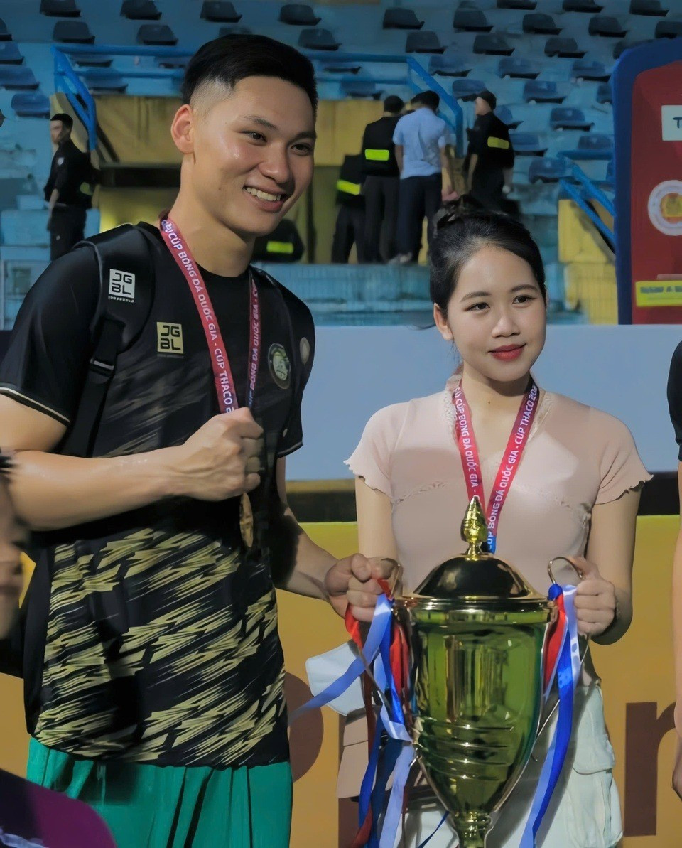 Bạn gái hơn tuổi của Xuân Hoàng là tiếp viên hàng không. Cô nàng tốt nghiệp Đại học Xây dựng (Hà Nội) nhưng sau đó rẽ hướng sang ngành khác. Cô nàng có ngoại hình nổi bật, vóc dáng nóng bỏng và nét mặt dịu dàng.