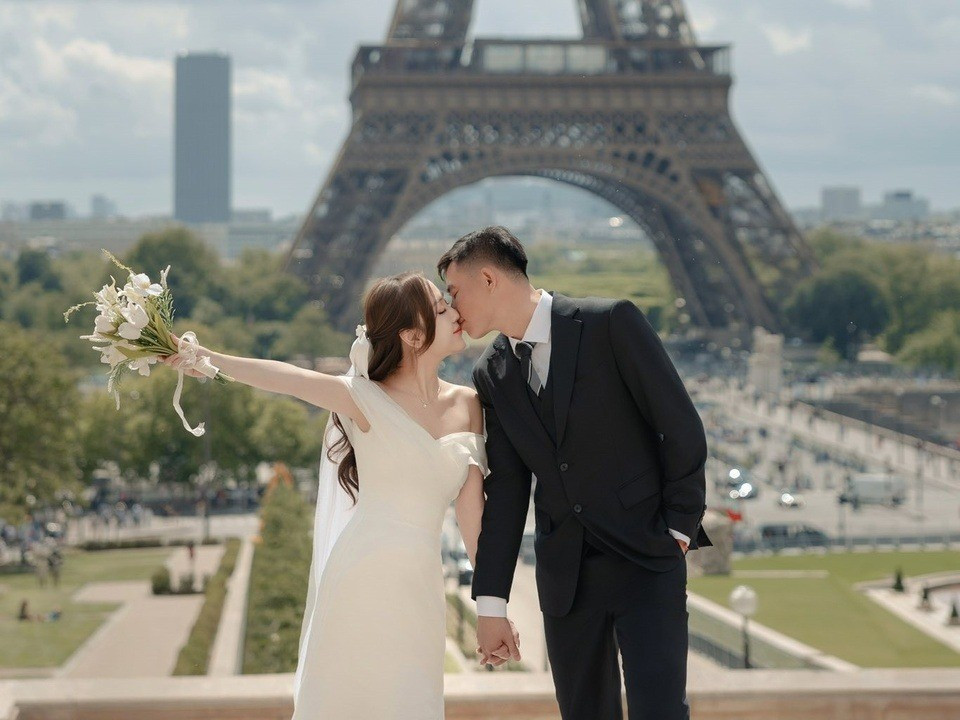 Hôm 22/10, để mừng sinh nhật vợ tương lai, thủ môn Quan Văn Chuẩn gây bất ngờ khi tung bộ ảnh cưới lãng mạn tại Paris (Pháp). Chuyện tình "chị em" giữa thủ thành sinh năm 2001 cùng bạn gái Dương Hà (sinh năm 1998) được nhiều người chúc phúc.