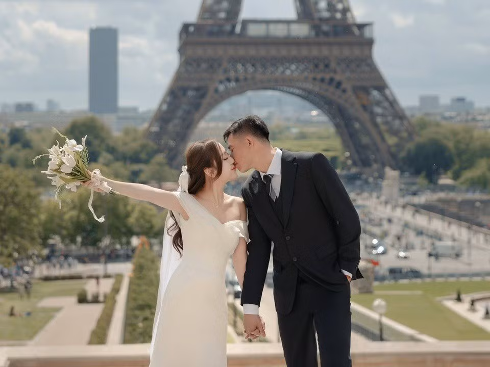 Hôm 22/10, để mừng sinh nhật vợ tương lai, thủ môn Quan Văn Chuẩn gây bất ngờ khi tung bộ ảnh cưới lãng mạn tại Paris (Pháp). Chuyện tình "chị em" giữa thủ thành sinh năm 2001 cùng bạn gái Dương Hà (sinh năm 1998) được nhiều người chúc phúc.