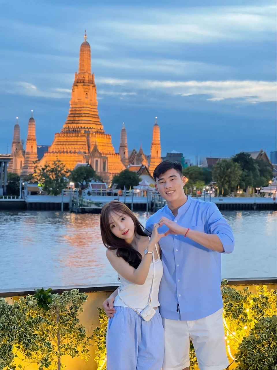 Cặp đôi có chuyện tình nhiều năm đầy ngọt ngào kể từ khi công khai hẹn hò vào năm 2020. Kể từ đó, cầu thủ thuộc CLB Hà Nội thường xuyên đăng tải những hình ảnh kỷ niệm cùng nửa kia.