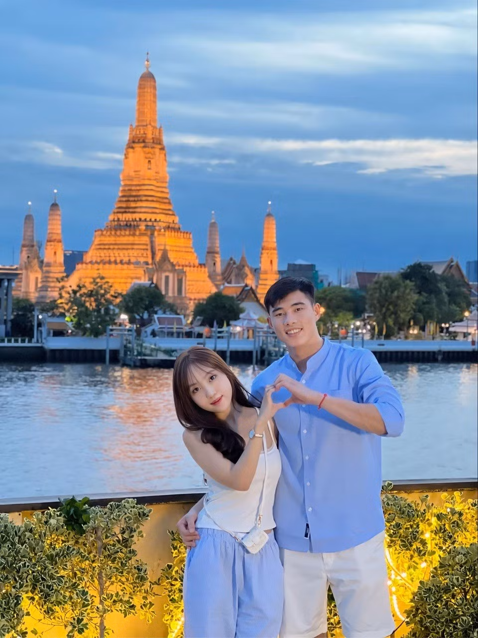 Cặp đôi có chuyện tình nhiều năm đầy ngọt ngào kể từ khi công khai hẹn hò vào năm 2020. Kể từ đó, cầu thủ thuộc CLB Hà Nội thường xuyên đăng tải những hình ảnh kỷ niệm cùng nửa kia.