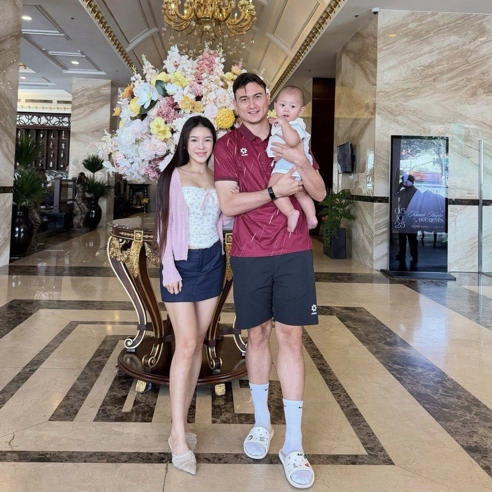 Ngày 19/2 năm nay, cặp đôi chào đón con đầu lòng, đặt biệt danh là Gấu. Từ khi có em bé, Văn Lâm luôn dành thời gian chăm sóc con mỗi khi được nghỉ.