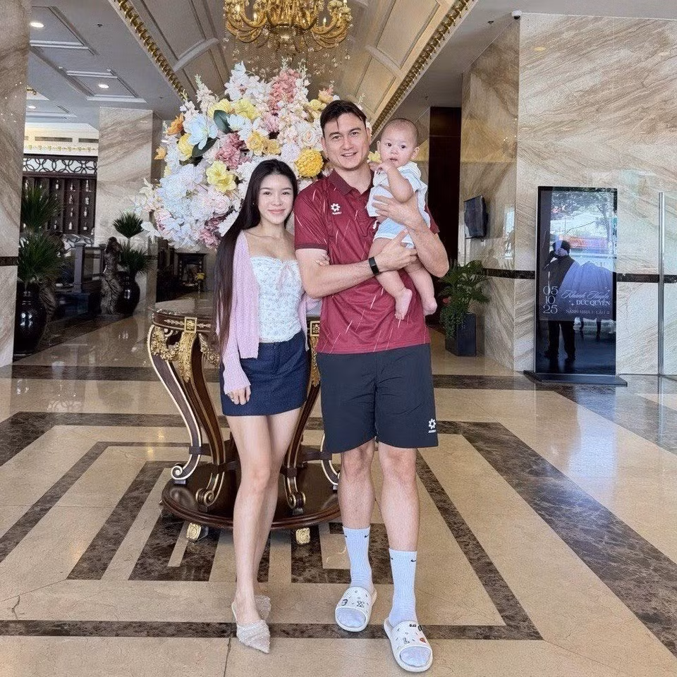 Ngày 19/2 năm nay, cặp đôi chào đón con đầu lòng, đặt biệt danh là Gấu. Từ khi có em bé, Văn Lâm luôn dành thời gian chăm sóc con mỗi khi được nghỉ.