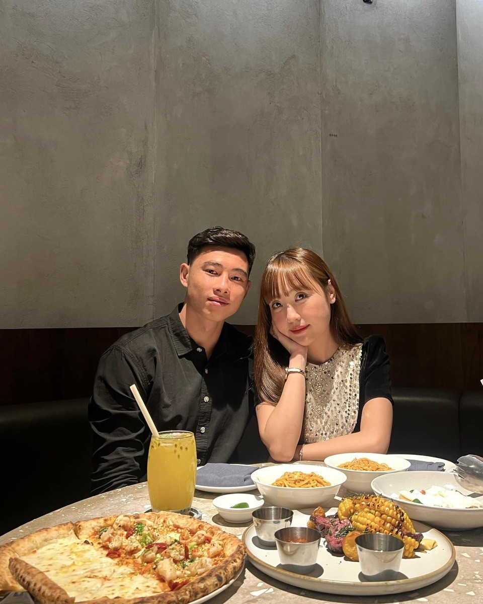 Văn Chuẩn và Dương Hà nhận nhiều lời khen "xứng đôi". Chàng thủ môn cao 1,81 m, có ngoại hình nổi bật và có nhiều thành tích ấn tượng.