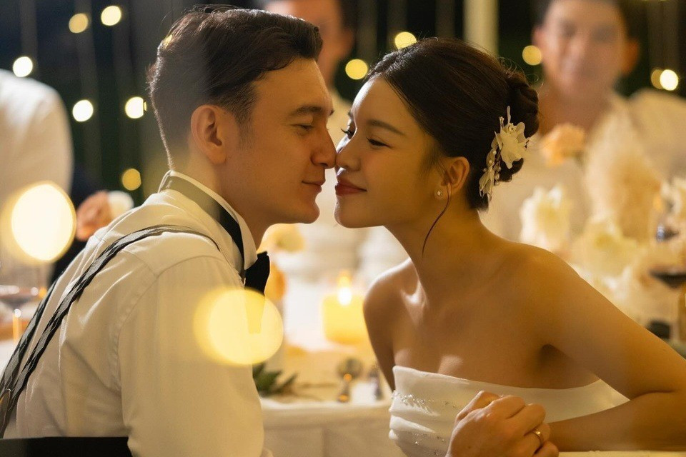 Đặng Văn Lâm (sinh năm 1993) và bà xã Yến Xuân (sinh năm 1991) là một trong những cặp đôi có chuyện tình "chị em" nổi tiếng của làng bóng đá Việt. Chàng "gấu Nga" và nửa kia có 6 năm hẹn hò trước khi chính thức về chung nhà vào tháng 7 năm ngoái.