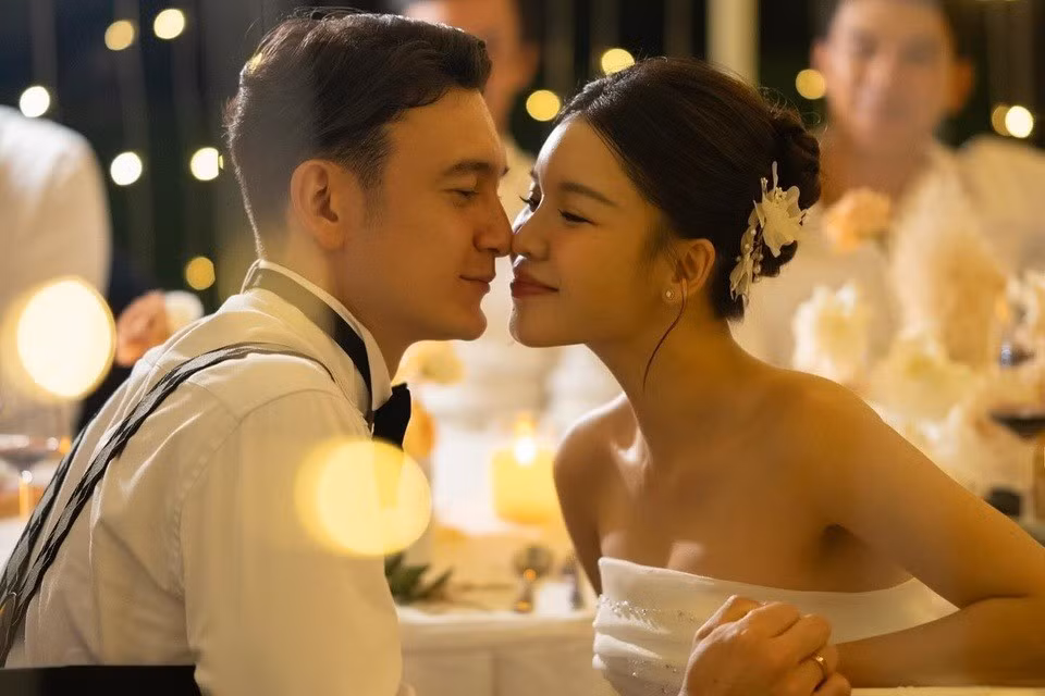 Đặng Văn Lâm (sinh năm 1993) và bà xã Yến Xuân (sinh năm 1991) là một trong những cặp đôi có chuyện tình "chị em" nổi tiếng của làng bóng đá Việt. Chàng "gấu Nga" và nửa kia có 6 năm hẹn hò trước khi chính thức về chung nhà vào tháng 7 năm ngoái.