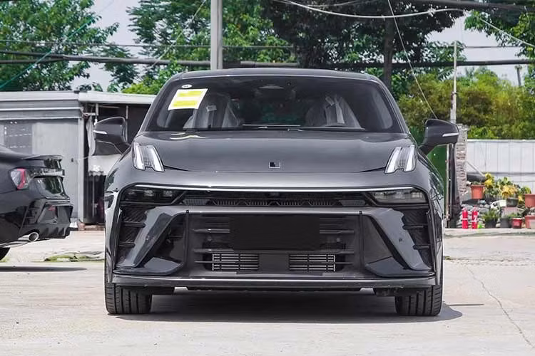 Là sedan hạng C được phát triển dựa trên cơ sở gầm bệ CMA dùng chung với xe Volvo, Lynk &amp; Co 03 đã chính thức được bán trên thị trường từ năm 2018. Tuy nhiên, phải mất 8 năm, mẫu xe được coi như phiên bản sedan của Lynk &amp; Co 02 mới đến Việt Nam.