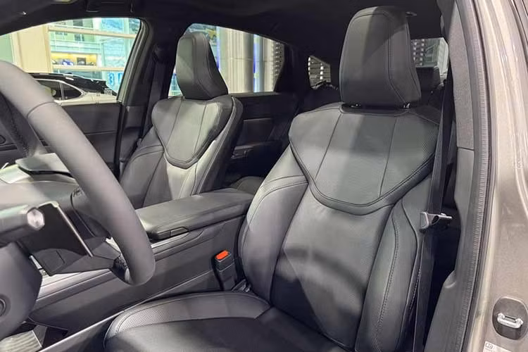 Bước vào bên trong Lexus ES 2026, người dùng sẽ bắt gặp những trang bị nổi bật như bảng đồng hồ kỹ thuật số 12,3 inch, màn hình thông tin giải trí 14 inch có thể tuỳ chỉnh với các phím tắt, hệ thống âm thanh vòm Mark Levinson 17 loa tùy chọn, dãy nút cảm ứng “Hidden Switches” chỉ hiện lên trên mặt táp-lô khi xe khởi động và hàng ghế sau có thể ngả/gập lại.