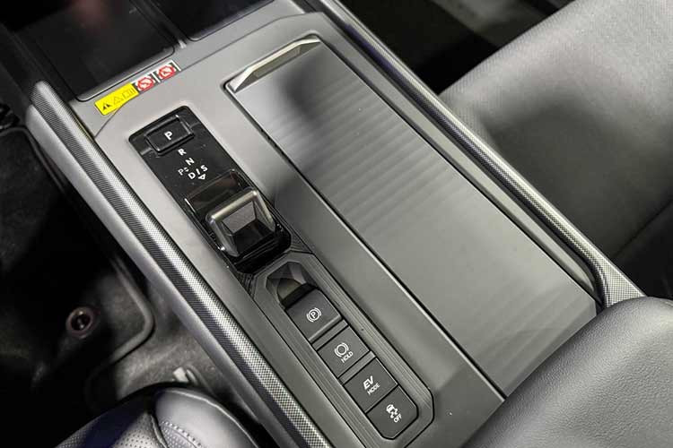 theo thông tin từ phía đại lý Lexus tại Việt Nam cho hay, hai phiên bản Lexus ES 350h 2026 mới sẽ dùng hệ truyền động hybrid với động cơ xăng 4 xi-lanh, dung tích 2.5L và mô-tơ điện, cho tổng công suất 244 mã lực.