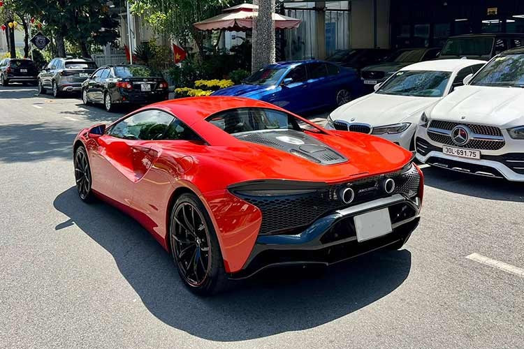 Trước đó, thị trường siêu xe cũ Việt Nam cũng từng ghi nhận một trường hợp tương tự với phiên bản mui trần McLaren Artura Spider. Cụ thể, một doanh nhân tại TP.HCM đã rao bán lại chiếc Artura Spider sau hơn 1.000 km trải nghiệm.