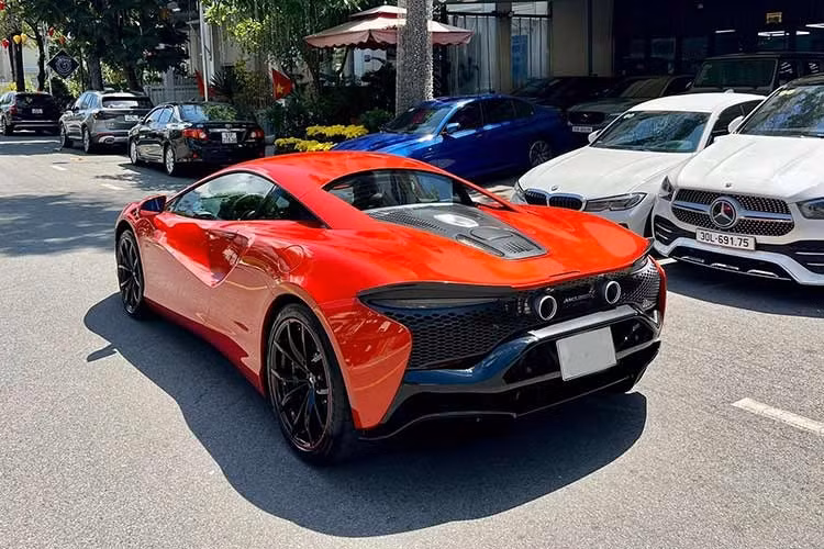Trước đó, thị trường siêu xe cũ Việt Nam cũng từng ghi nhận một trường hợp tương tự với phiên bản mui trần McLaren Artura Spider. Cụ thể, một doanh nhân tại TP.HCM đã rao bán lại chiếc Artura Spider sau hơn 1.000 km trải nghiệm.