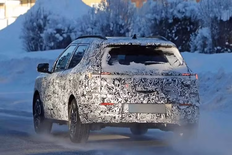 Cản sau được thiết kế lại với tạo hình khỏe khoắn, nhấn mạnh phong cách SUV đô thị năng động. Hyundai cũng được cho là sẽ tiếp tục cung cấp phiên bản N Line với các chi tiết trang trí đen bóng và bộ mâm kích thước lớn hơn, có thể lên tới 18 inch.