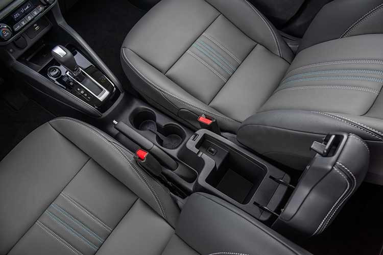 Ngoài ra, phiên bản Nissan Kicks e-Power facelift sắp ra mắt tại thị trường Thái Lan còn được bổ sung bệ trung tâm mới, cần số điện tử Shift-by-Wire, phanh tay điện tử EPB và tính năng Auto Brake Hold.