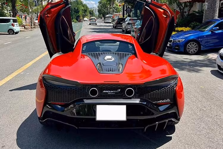 Về thiết kế, xe vẫn duy trì ngôn ngữ đặc trưng của McLaren với đầu xe thấp, hốc gió lớn và cửa mở kiểu cánh bướm đầy kiêu hãnh, kết hợp cùng bộ mâm đa chấu sơn đen tạo nên diện mạo tương phản mạnh mẽ.