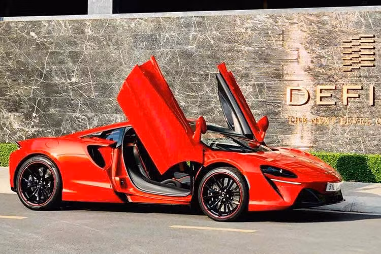 Theo hãng siêu xe McLaren, việc sử dụng động cơ và khung gầm mới này giúp cho Artura giữ vai trò khác biệt trong phân khúc, khi không chỉ tập trung vào thông số hiệu năng mà còn chú trọng đến trải nghiệm tổng thể.