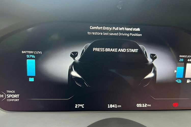 Xe sử dụng hộp số ly hợp kép 8 cấp, dẫn động cầu sau, có khả năng tăng tốc 0–100km/h trong khoảng 3 giây và đạt vận tốc tối đa khoảng 330km/h (giới hạn điện tử). Khung gầm carbon Monocell II và bộ pin lithium-ion giúp tối ưu trọng lượng cũng như hiệu suất vận hành.