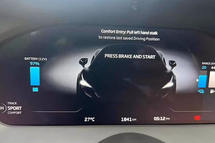 Xe sử dụng hộp số ly hợp kép 8 cấp, dẫn động cầu sau, có khả năng tăng tốc 0–100km/h trong khoảng 3 giây và đạt vận tốc tối đa khoảng 330km/h (giới hạn điện tử). Khung gầm carbon Monocell II và bộ pin lithium-ion giúp tối ưu trọng lượng cũng như hiệu suất vận hành.