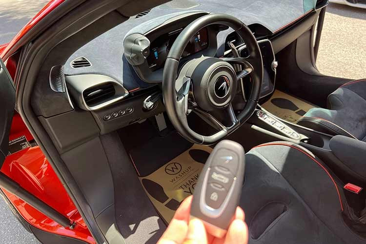 Bước vào bên trong, nội thất của chiếc Artura mang phong cách tối giản hóa để người lái tập trung hoàn toàn vào cung đường. Sự kết hợp giữa vật liệu Alcantara cao cấp và các đường chỉ khâu màu đỏ đồng bộ với ngoại thất tạo nên không gian vừa sang trọng vừa thể thao.