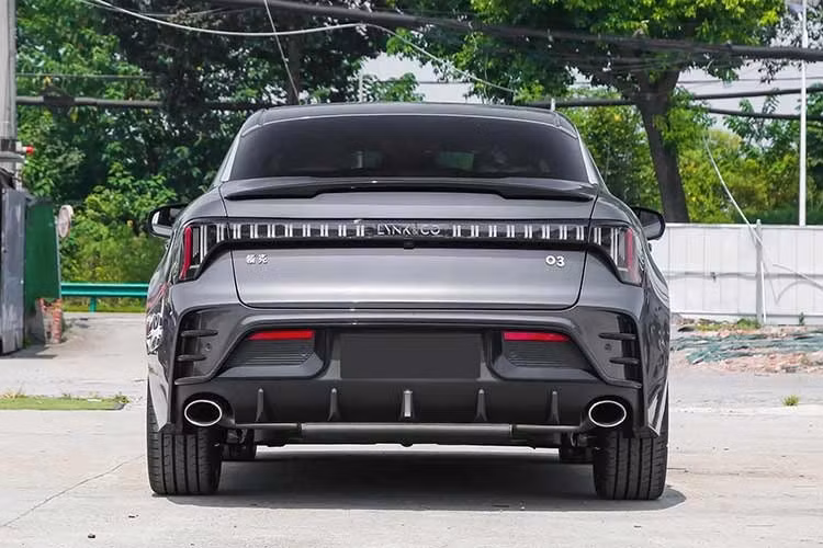 Lynk &amp; Co 03 sở hữu kích thước dài x rộng x cao lần lượt 4.684 x 1.843 x 1.460 mm và chiều dài cơ sở 2.730 mm. Với kích thước này, mẫu xe đến từ Trung Quốc sẽ cạnh tranh với những đối thủ như Mazda3, Kia K3 và Honda Civic ở Việt Nam.