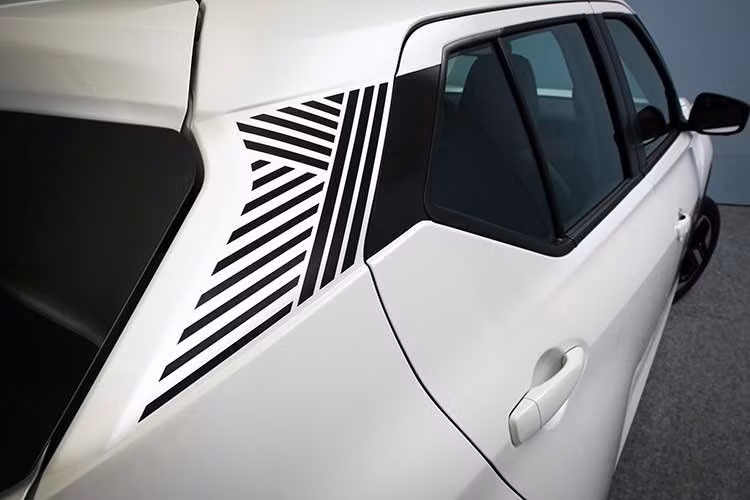 Bộ mâm hợp kim 17 inch được thiết kế lại theo phong cách thể thao hơn. Phía sau xe cũng được làm mới với cửa hậu, cản sau và cụm đèn hậu LED tái thiết kế, mang lại tổng thể hài hòa và trẻ trung hơn so với phiên bản hiện hành.