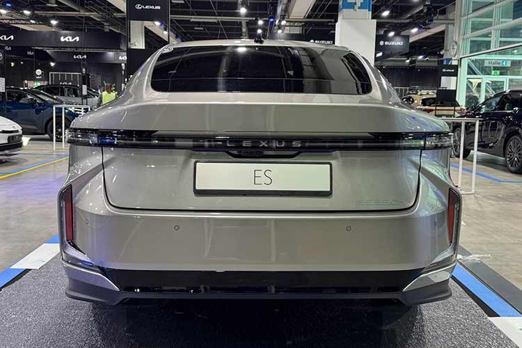 Khu vực bên sườn của Lexus ES khá mượt mà với nóc dốc về phía sau và những đường dập gân sắc nét. Đằng sau xuất hiện thiết kế fastback và cụm đèn hậu LED mỏng nối liền hai bên, tích hợp dòng chữ "Lexus" thay cho logo của hãng.
