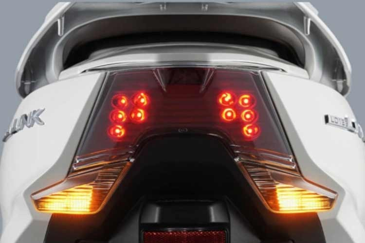 Ngoài ra, cụm đèn hậu của mẫu xe tay ga LD125Link mới này cũng được làm mới hoàn toàn với đèn xi-nhan tách rời đặt thấp, tạo nên một nhận diện đuôi xe khác biệt và cá tính hơn so với Lead.