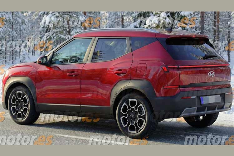 Tuy nhiên, khu vực đèn chiếu sáng thực tế của Hyundai Bayon 2026 chủ yếu tập trung ở hai đầu với đèn LED định vị ban ngày và đèn xi-nhan, trong khi phần trung tâm nhiều khả năng chỉ là chi tiết ốp đen bóng tạo điểm nhấn thị giác.