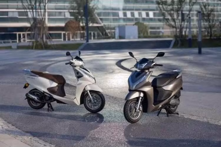 Dựa trên hình ảnh đăng ký bản quyền, giới chuyên môn nhanh chóng nhận diện mẫu xe tay ga mới lộ diện tại Việt Nam này chính là Honda LD125Link, sản phẩm vốn đang rất thành công tại thị trường Trung Quốc.