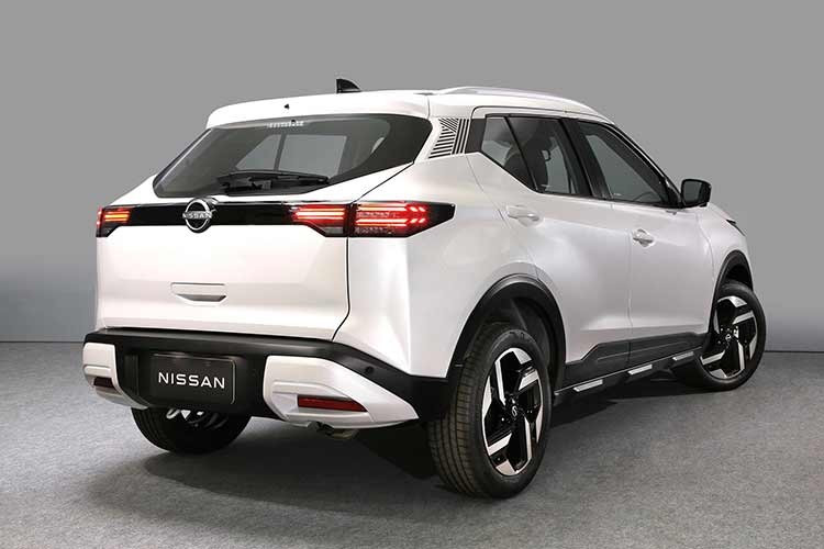 Ở lần nâng cấp giữa vòng đời, Nissan Kicks 2026 được tinh chỉnh đáng kể về thiết kế ngoại thất. Phần đầu xe nổi bật với lưới tản nhiệt và cản trước hoàn toàn mới, tạo hình khối rõ nét hơn. Cụm đèn trước LED tách rời hai tầng giúp diện mạo xe hiện đại và tăng khả năng nhận diện.