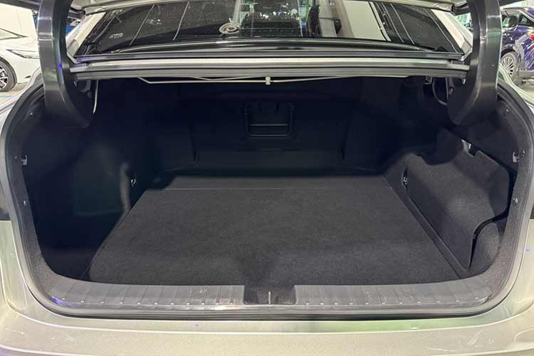 Trong khi đó, Lexus ES 500e 2026 được trang bị mô-tơ điện mạnh 338 mã lực, hệ dẫn động 4 bánh và pin 75 kWh. Xe được kỳ vọng có thể chạy tối đa 530 km sau mỗi lần sạc đầy theo tiêu chuẩn WLTP.