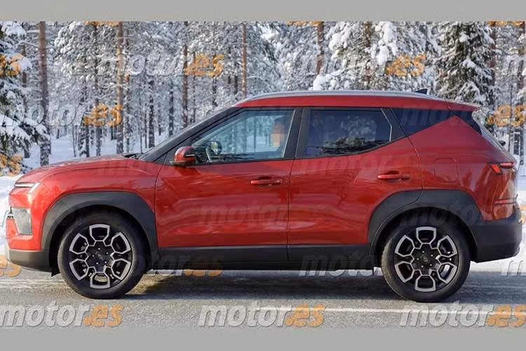 Theo hình ảnh dựng, Hyundai Bayon 2026 sở hữu phong cách tinh tế và hiện đại hơn. Phần đầu xe được làm mới với cụm đèn thanh mảnh, kết hợp dải trang trí kéo dài toàn chiều rộng đầu xe, gợi liên tưởng đến ngôn ngữ thiết kế đang áp dụng trên Kona.