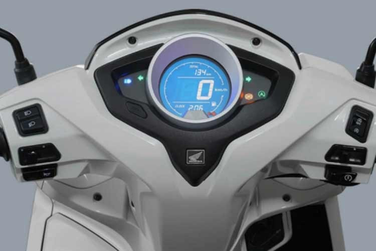 Phía sau tay lái, xe gây bất ngờ khi trang bị màn hình LCD dạng tròn hiện đại, tích hợp cả hiển thị vòng tua máy - một tính năng vốn rất hiếm thấy trên các dòng xe tay ga phổ thông tại Việt Nam.