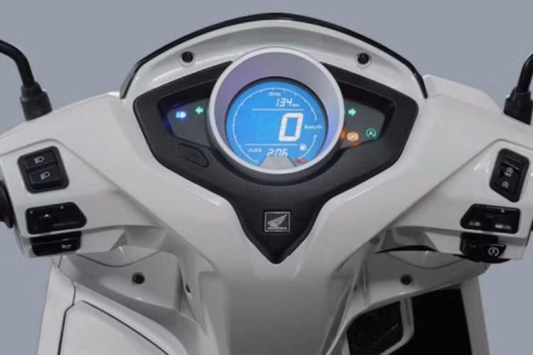 Phía sau tay lái, xe gây bất ngờ khi trang bị màn hình LCD dạng tròn hiện đại, tích hợp cả hiển thị vòng tua máy - một tính năng vốn rất hiếm thấy trên các dòng xe tay ga phổ thông tại Việt Nam.