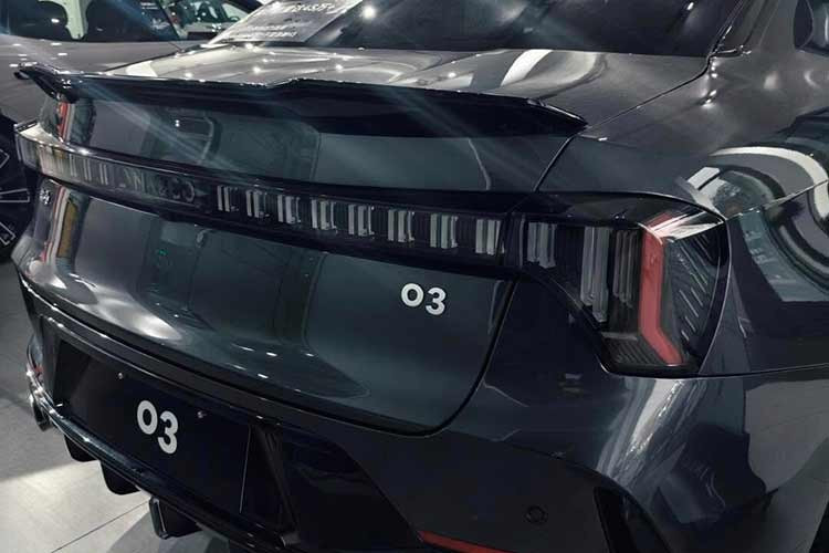 Không chỉ thể thao hơn về mặt ngoại hình, Lynk &amp; Co 03 còn được trang bị động cơ 4 xi-lanh, tăng áp, dung tích 2.0L tiêu chuẩn với công suất tối đa 254 mã lực và mô-men xoắn cực đại 350 Nm. Động cơ này kết hợp với hộp số ly hợp kép 7 cấp (7DCT). Ngoài ra, Lynk &amp; Co 03 cũng có thêm phiên bản hybrid (HEV).