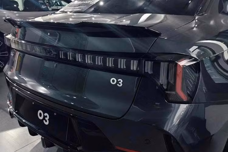 Không chỉ thể thao hơn về mặt ngoại hình, Lynk &amp; Co 03 còn được trang bị động cơ 4 xi-lanh, tăng áp, dung tích 2.0L tiêu chuẩn với công suất tối đa 254 mã lực và mô-men xoắn cực đại 350 Nm. Động cơ này kết hợp với hộp số ly hợp kép 7 cấp (7DCT). Ngoài ra, Lynk &amp; Co 03 cũng có thêm phiên bản hybrid (HEV).