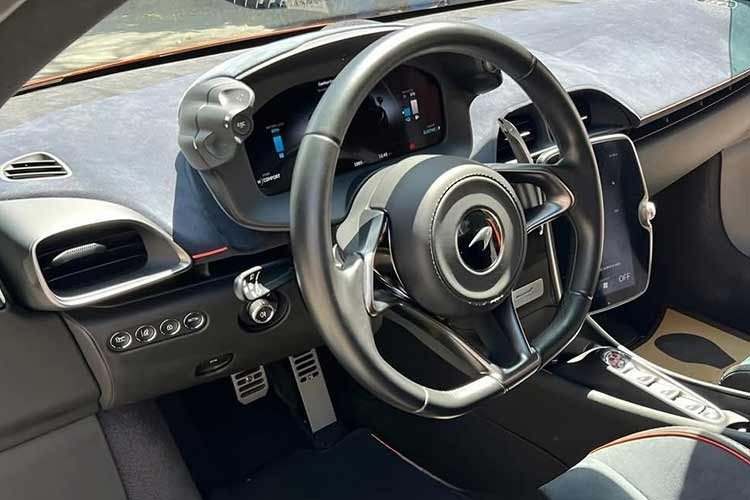 Ghế ngồi dạng đua liền khối giúp ôm sát cơ thể trong những cú vào cua gắt. Việc loại bỏ tối đa các nút bấm cơ học và thay bằng màn hình trung tâm đặt dọc giúp khoang lái của Artura trông hiện đại và gọn gàng hơn hẳn các thế hệ tiền nhiệm.