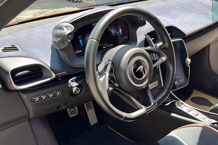 Ghế ngồi dạng đua liền khối giúp ôm sát cơ thể trong những cú vào cua gắt. Việc loại bỏ tối đa các nút bấm cơ học và thay bằng màn hình trung tâm đặt dọc giúp khoang lái của Artura trông hiện đại và gọn gàng hơn hẳn các thế hệ tiền nhiệm.