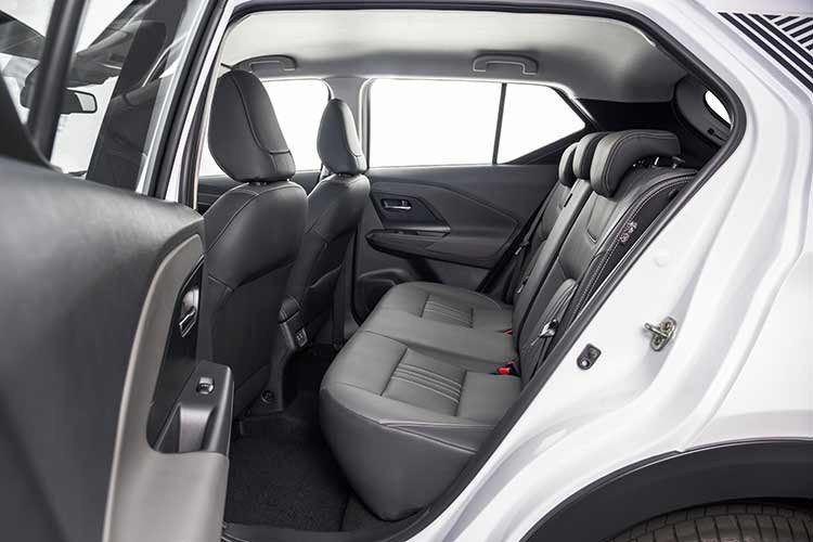 Trước khi đến Đông Nam Á, Nissan Kicks 2026 đã lộ mặt tại một số thị trường khác. Chẳng hạn, ở Brazil, phiên bản "anh em” Nissan Kait (dựa trên Kicks) sử dụng động cơ xăng 1.6L hút khí tự nhiên, cho công suất 110 - 113 mã lực, kết hợp hộp số CVT và dẫn động cầu trước.