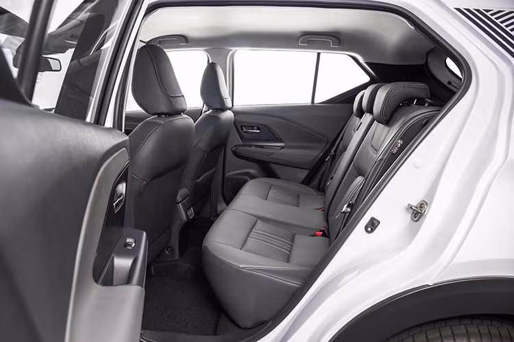 Trước khi đến Đông Nam Á, Nissan Kicks 2026 đã lộ mặt tại một số thị trường khác. Chẳng hạn, ở Brazil, phiên bản "anh em” Nissan Kait (dựa trên Kicks) sử dụng động cơ xăng 1.6L hút khí tự nhiên, cho công suất 110 - 113 mã lực, kết hợp hộp số CVT và dẫn động cầu trước.